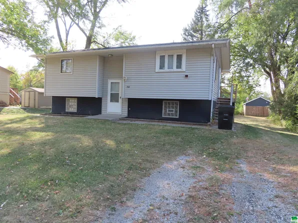 714 2nd St, Onawa, IA 51040