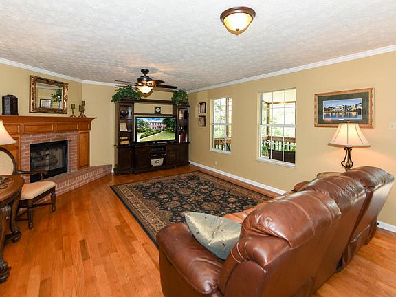 3rd image of 1716 Melinda Ln