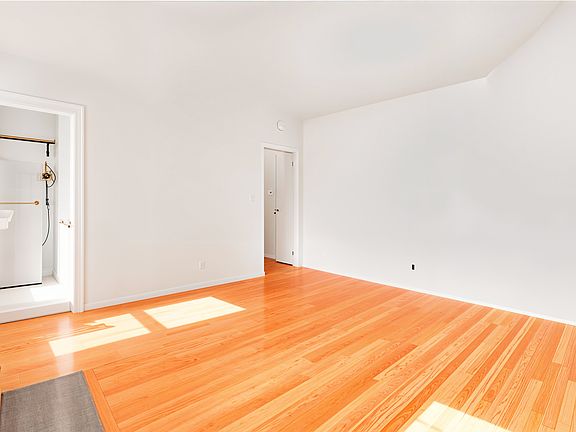 3rd image of 301 W 20th St APT 3A