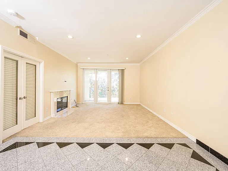 2233 Martin #307 — Photo 10