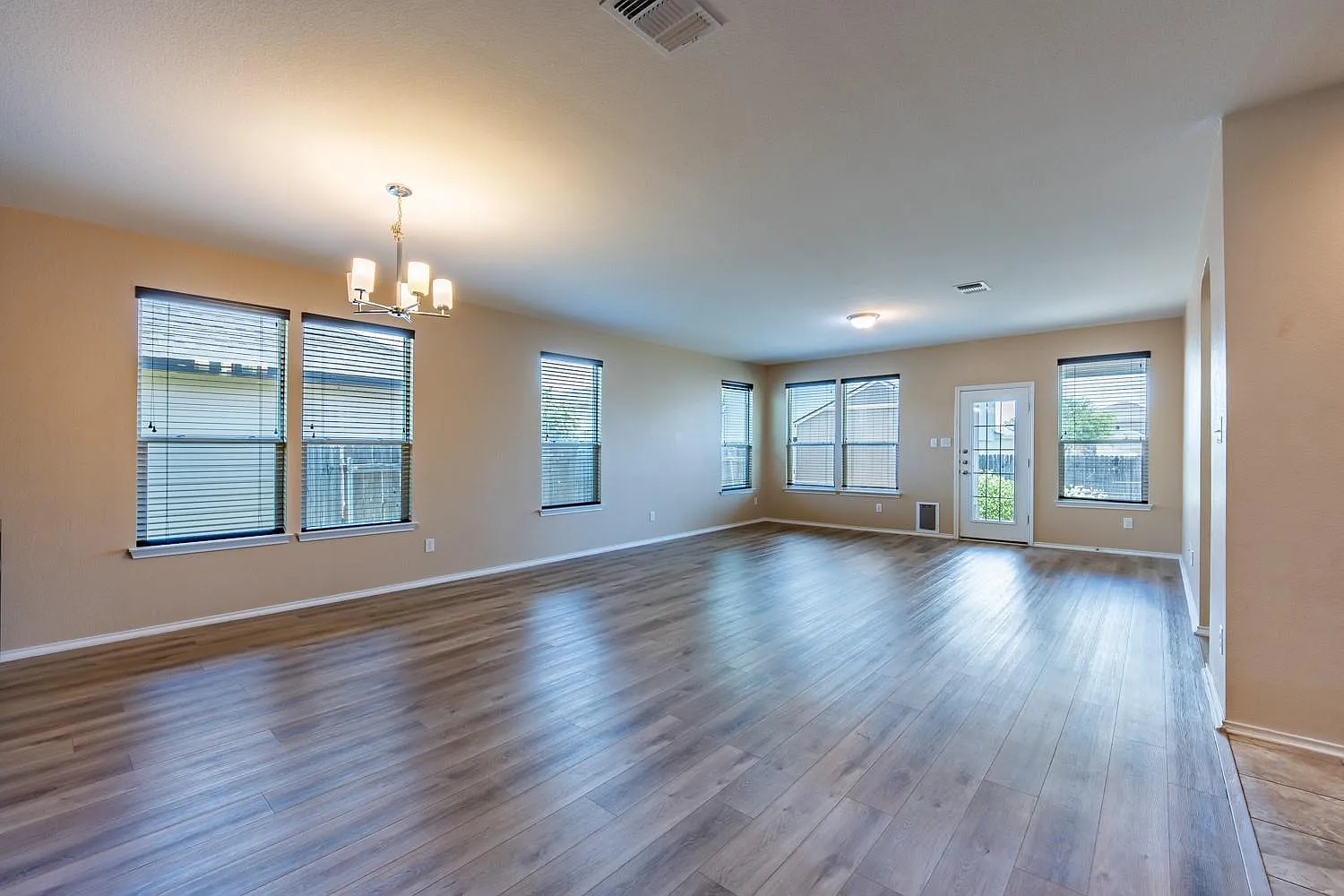 4 bed, 2.0 bath, 1967 sqft, $1,950 — Photo 2