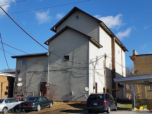 2nd image of 825 Main St