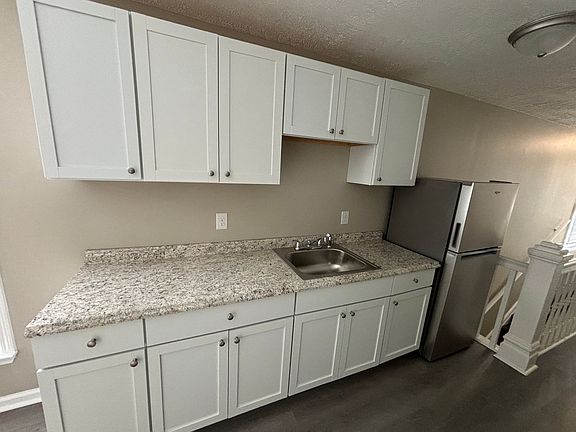 3rd image of 186 E Loudon Ave #2
