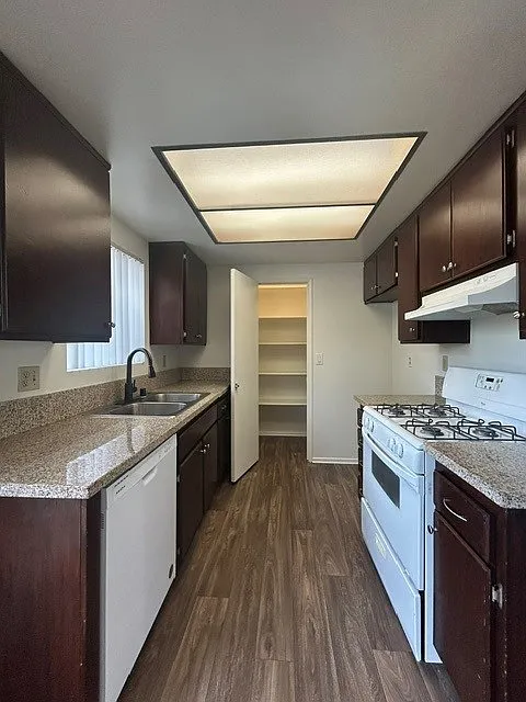 3 bed, 1.5 bath, 1100 sqft, $2,500 — Photo 4