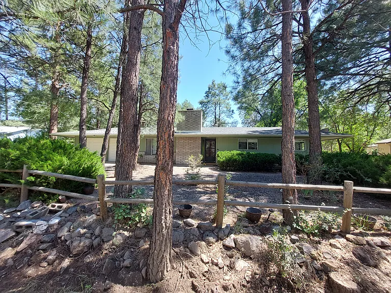 1121 Linden Rd — Photo 1