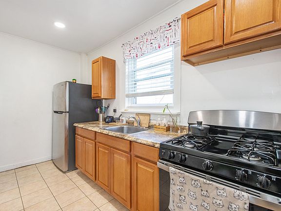 4th image of 164 Bartholdi Ave