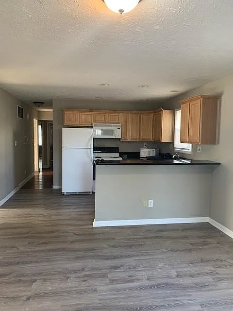 6 bed, 2028 sqft, $4,900 — Photo 4
