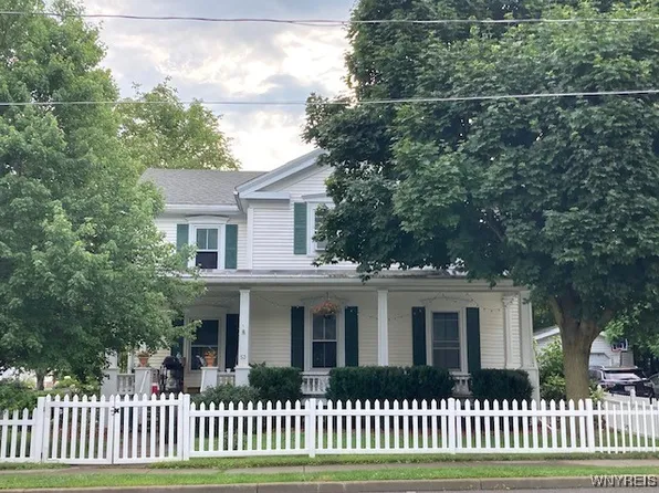 53 Main St, Middleport, NY 14105