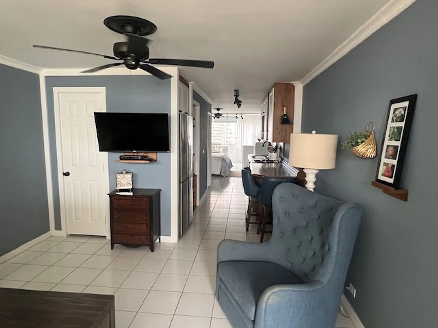 Fully Furnished One Bedroom Overlooking Pool on Ena Road in Waikiki — Photo 4