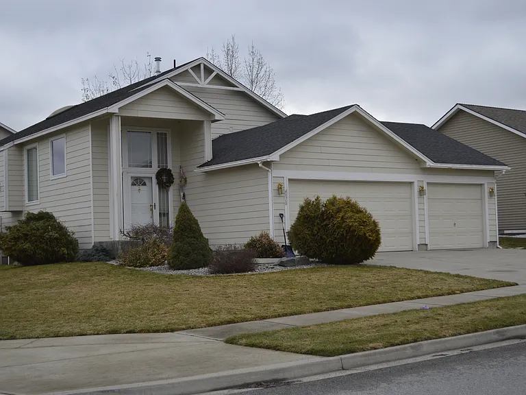 4818 N Willow Rd — Photo 1