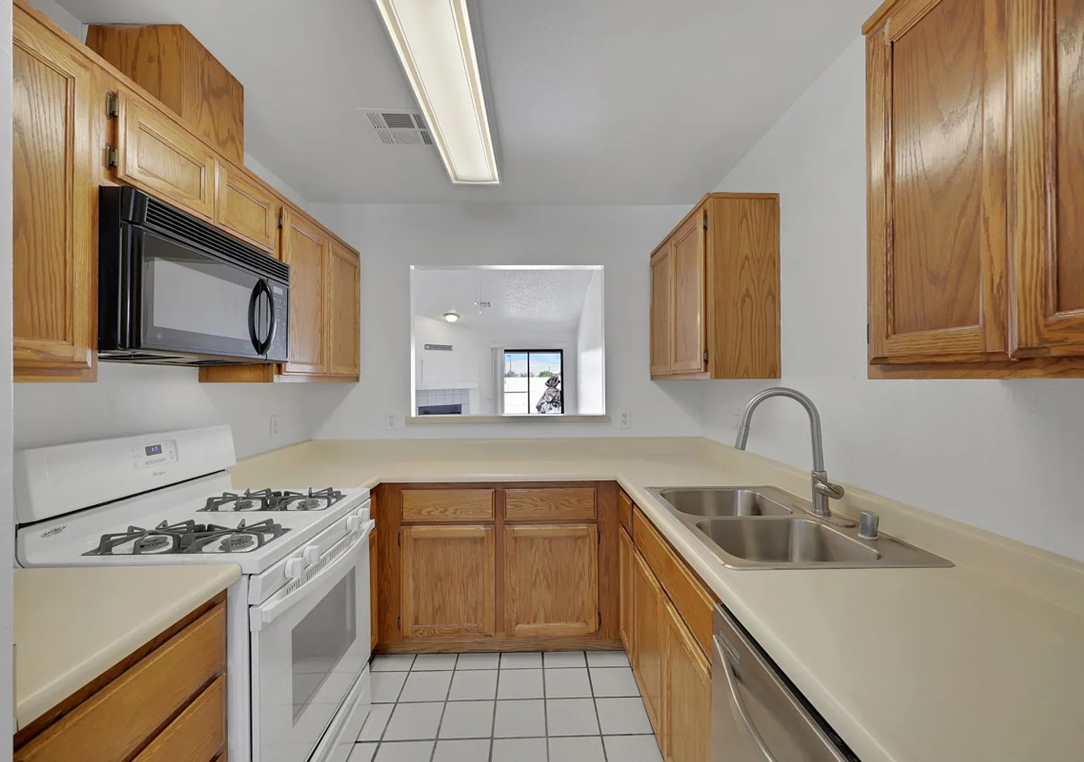 Single-Story 2 Bed, 2 Bath with 2-Car Garage in Gate Community with Pool — Photo 4