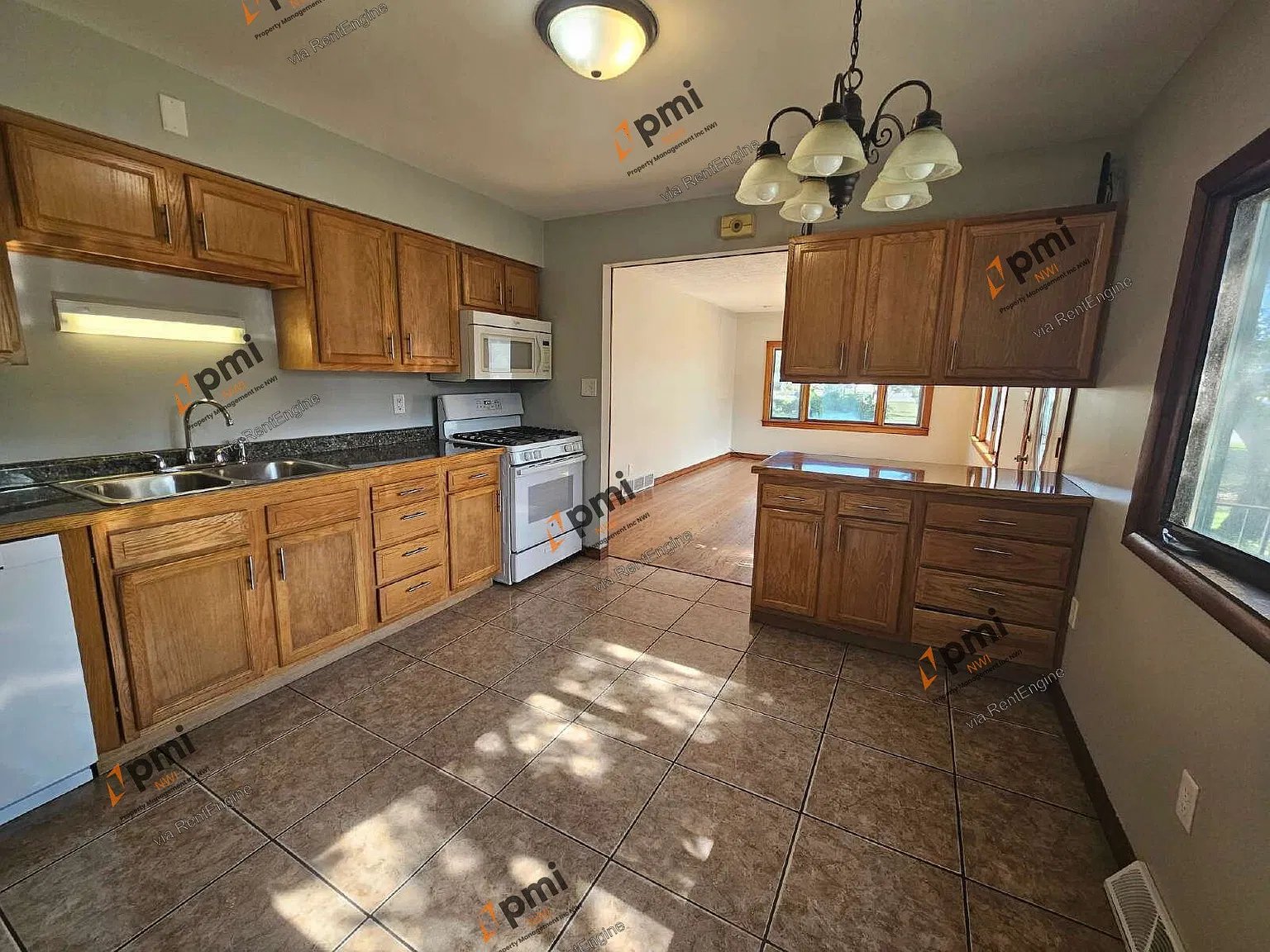 3 bed, 1.0 bath, 1976 sqft, $1,595 — Photo 4
