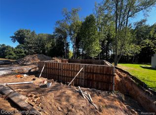 640 Sunnybeach Dr, White Lake, MI 48386