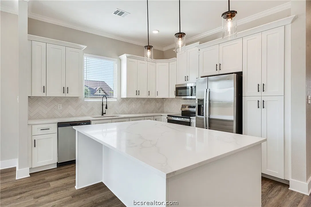 5 bed, 2400 sqft, $3,950 — Photo 3