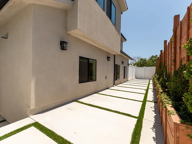 22111 Victory Blvd — Photo 18