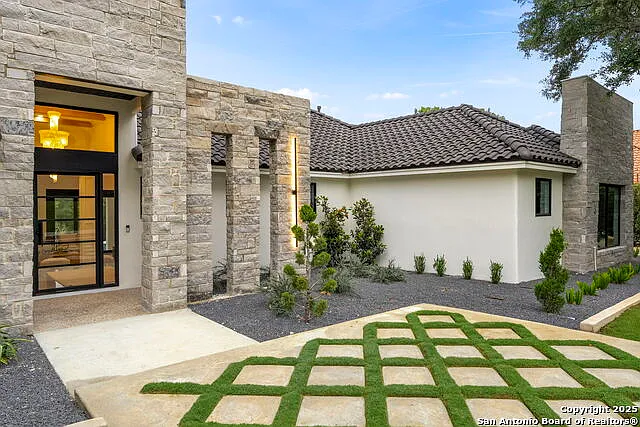 5 bed, 4.5 bath, 3951 sqft, $13,500 — Photo 1