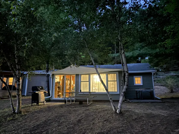 951 Lake Dr, Harrison, MI 48625