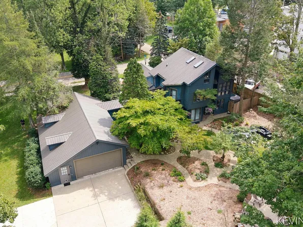 36 Union St, Douglas, MI 49406