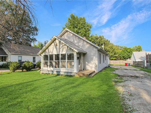 815 Division St, Charleston, IL 61920
