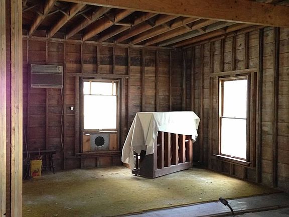 Kitchen into dining room vie