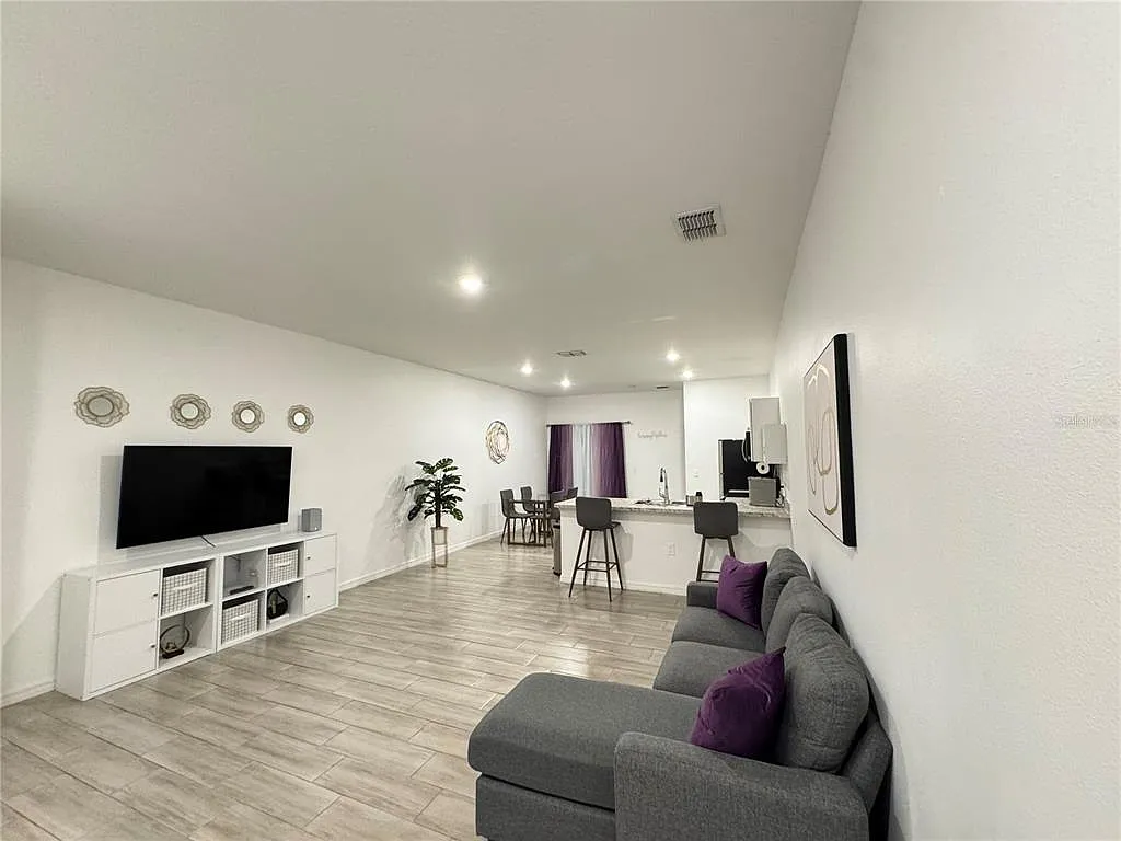 3 bed, 2.0 bath, 1300 sqft, $2,250 — Photo 2