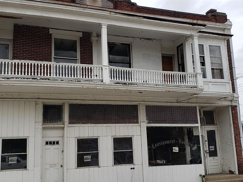 2nd image of 228 W Oak St