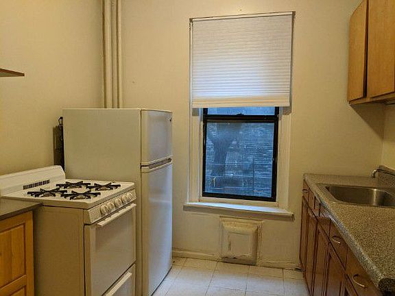 2nd image of 2111 Beekman Pl APT 2A