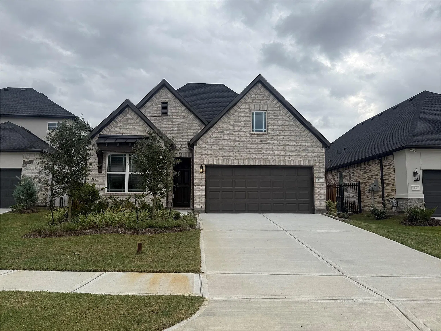 4 bed, 3.0 bath, 2400 sqft, $2,900 — Photo 2