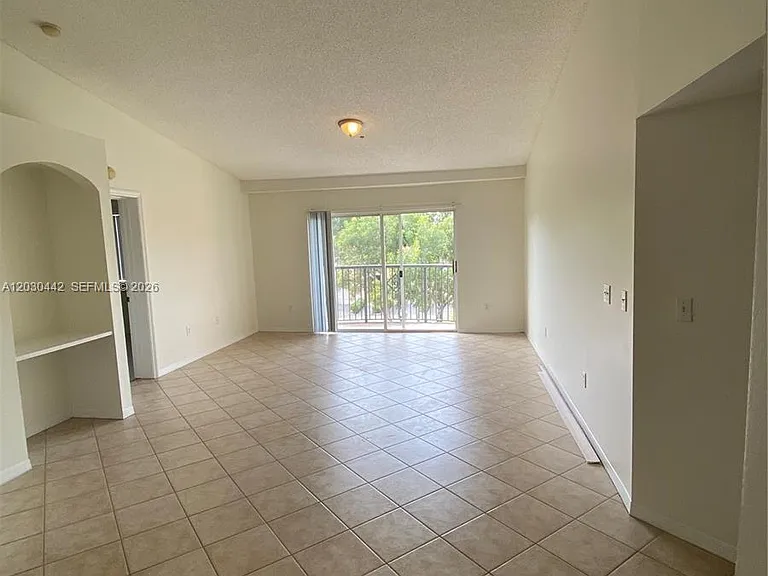 300 Crestwood Ct N #310 — Photo 2