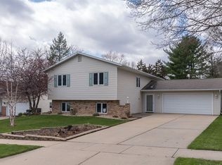 2716 29th St SW, Cedar Rapids, IA 52404