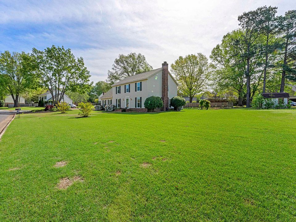 1st image of 700 Lancelot Ln