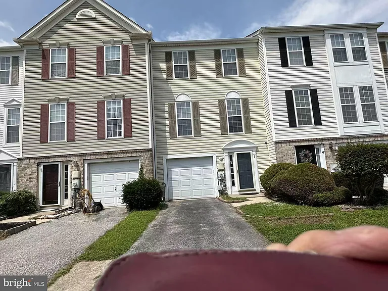 8 Carper St — Photo 1