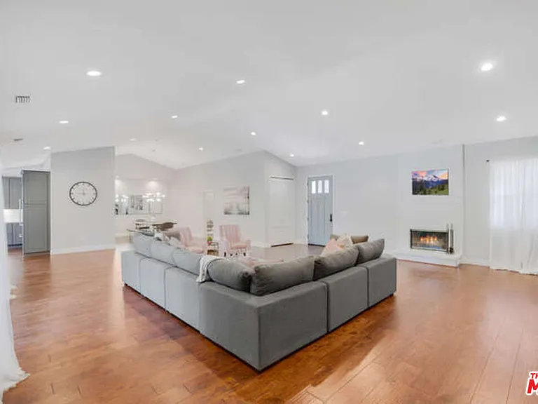5907 Jumilla Ave — Photo 22