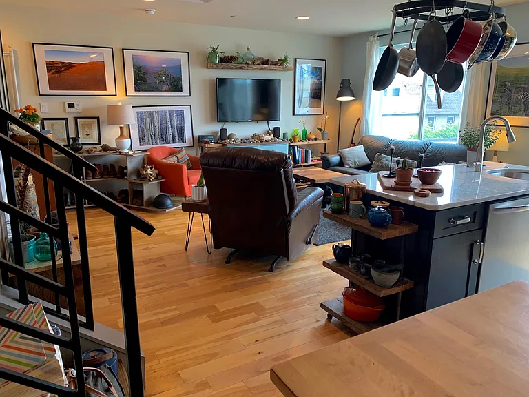 327 E Allen St #4 — Photo 3