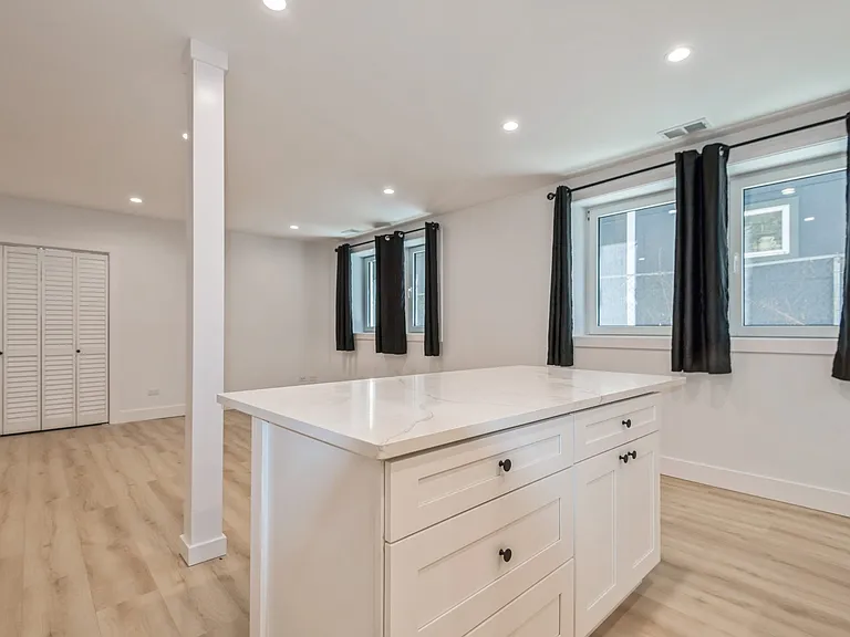 1535 W Estes Ave #G — Photo 8
