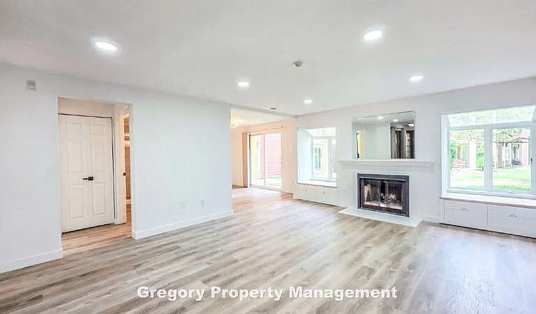 15802 Leary Way — Photo 10