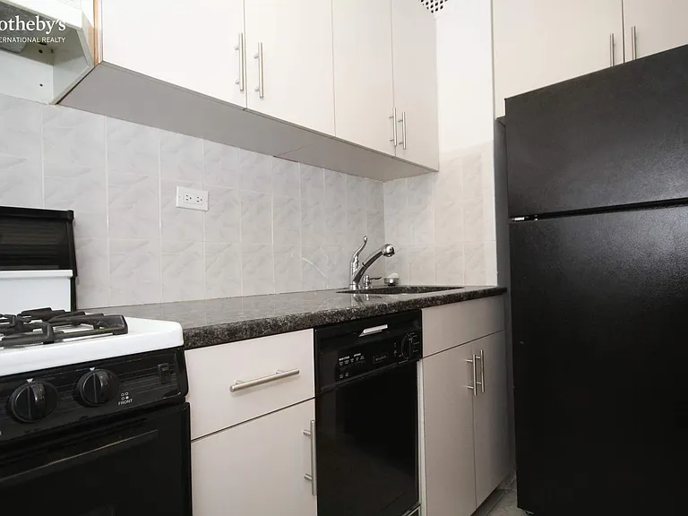 210 E 47th St #3C — Photo 9