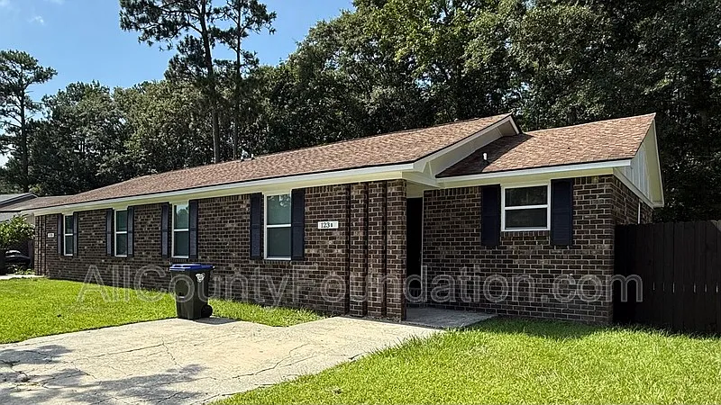 3 bed, 2.0 bath, 1144 sqft, $1,900 — Photo 1