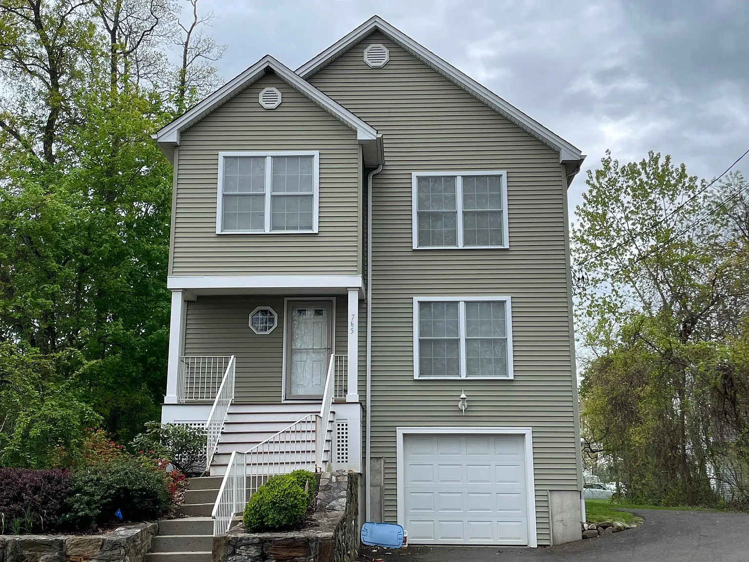 5 bed, 2.5 bath, 2296 sqft, $4,600 — Photo 1