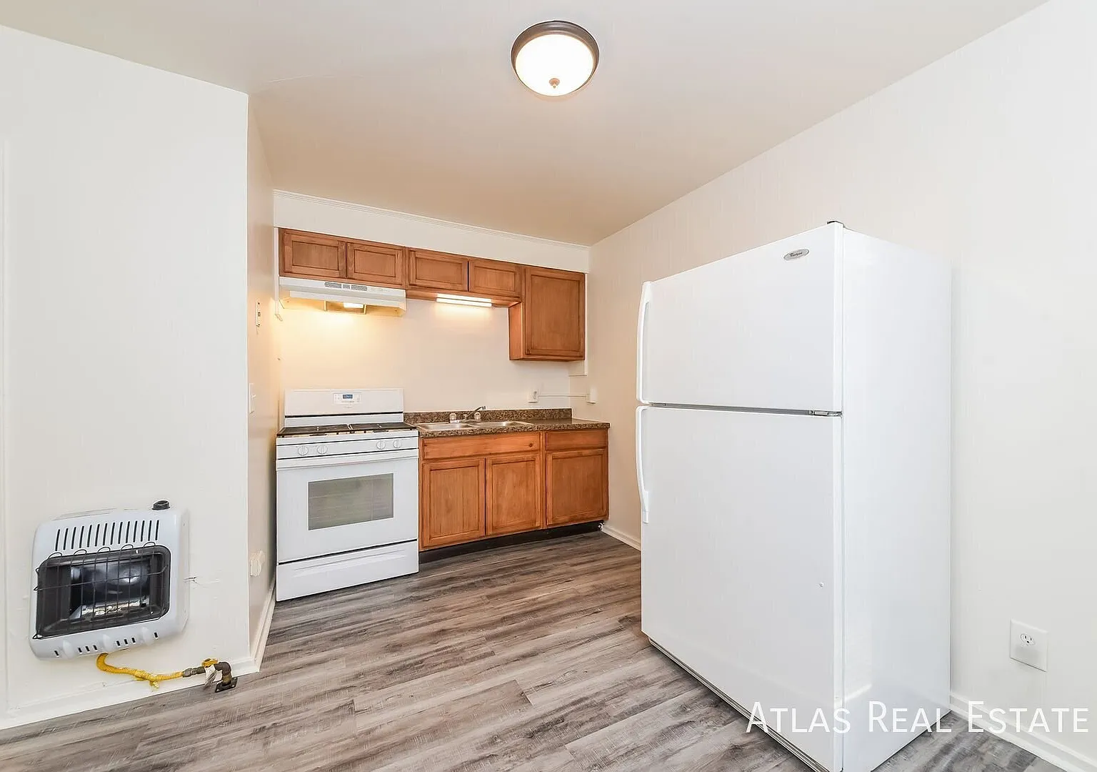Charming Single-Level 1 bedroom / 1 bathroom Apartment | New Flooring | Available Now! — Photo 4