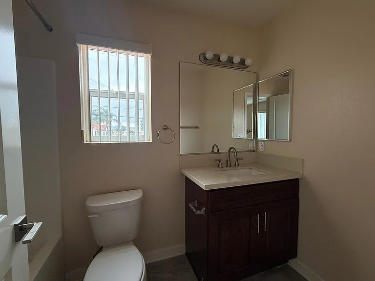 242 S Redwood Ave — Photo 1