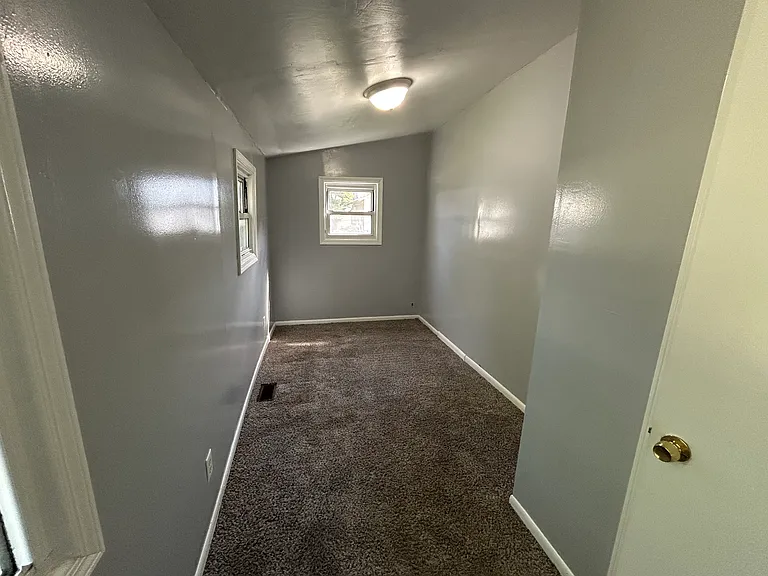 648 E Oregon St — Photo 2