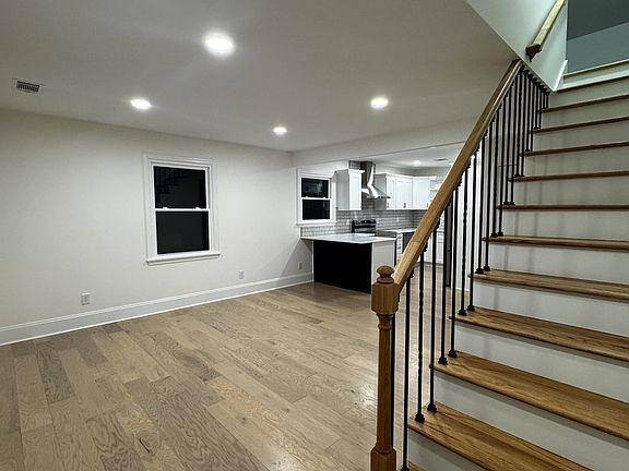 4th image of 331 Oriel Ave