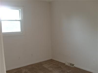 4th image of 952 Villa Dr