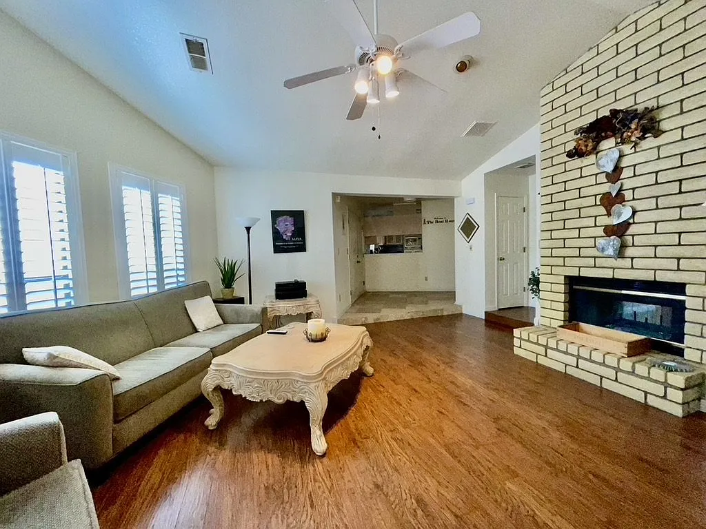 3 bed, 2.0 bath, 1358 sqft, $1,700 — Photo 4
