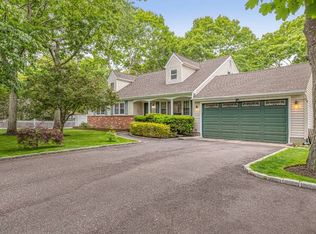 77 School St, Hampton Bays, NY 11946