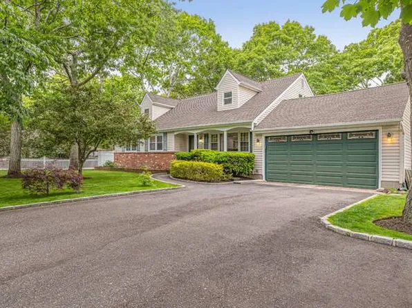 77 School St, Hampton Bays, NY 11946