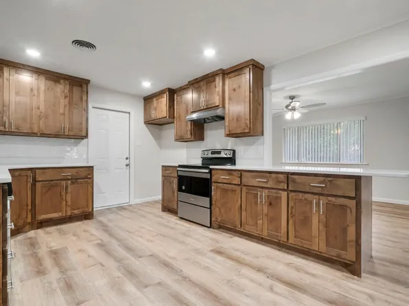 1762 N McCart St, Stephenville, TX 76401