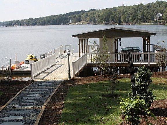 Panoramic lakeside views