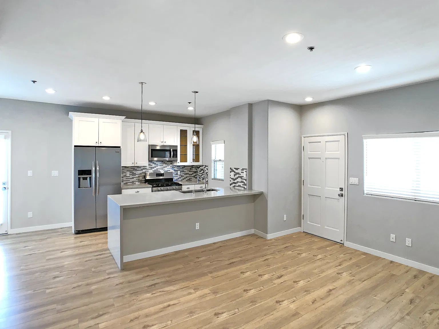 10560 Santa Monica Blvd — Photo 4